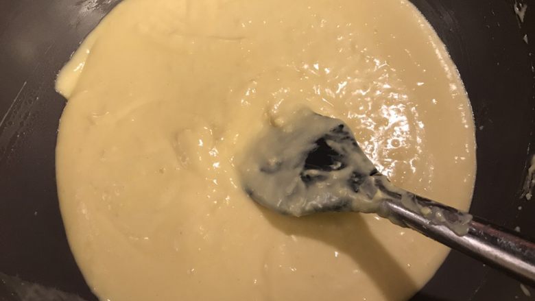 💋流心榴莲月饼🍥,然后把榴莲糊和芝士糊混合搅拌均匀,再倒入锅中,用中小火慢煮至浓稠。