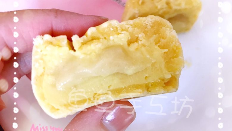💋流心榴莲月饼🍥,烤好拿出来的时候可能面皮稍有点硬,但是没关系的,只要待凉后用密封包装包起来回油一到两天,面皮就会变回柔软的啦!!其实刚出炉的时候口感也很不错的,有点酥脆像吃曲奇饼干那样。