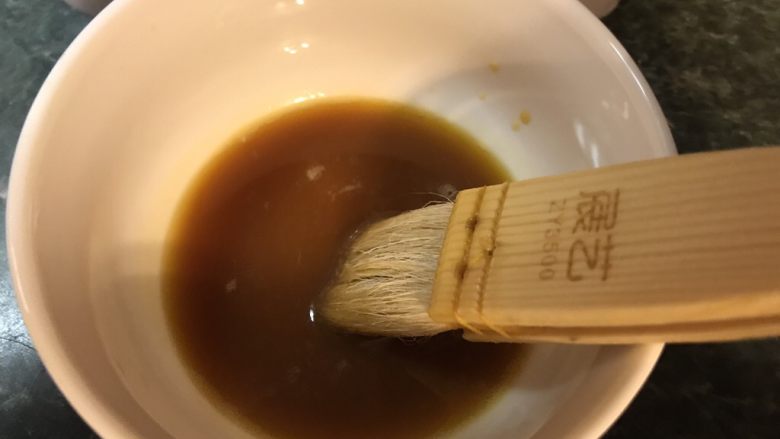 💋流心榴莲月饼🍥,然后把1个蛋黄兑1小勺水搅拌均匀,喜欢面上颜色深点的,可以加一点生抽搅拌均匀再摸到月饼面上去。