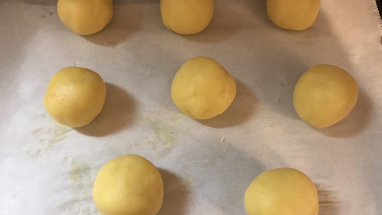 💋流心榴莲月饼🍥,再把饼皮拿出来同样分成24等份,每份约30克,搓圆待用。
P.S 饼皮喜欢薄点的每份25克也是可以的,但是建议新手稳定起见还是用30克比较好,不怕做不到位的时候会皮爆馅流。
