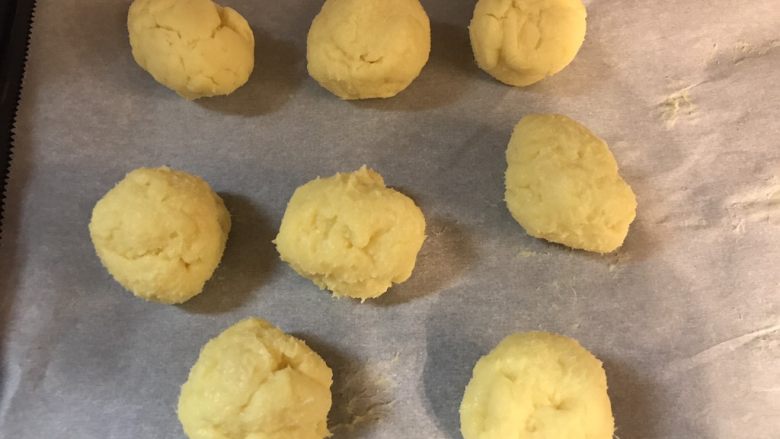 💋流心榴莲月饼🍥,【流心榴莲月饼的做法】
把冷藏后的榴莲馅拿出来分成18等份,搓圆待用。每份约25克。