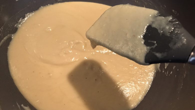 💋流心榴莲月饼🍥,再倒入锅中用中小火慢煮,滚开后加入泡软后的吉利丁片。快速搅拌均匀,再一直熬至半流动性的浓稠状态