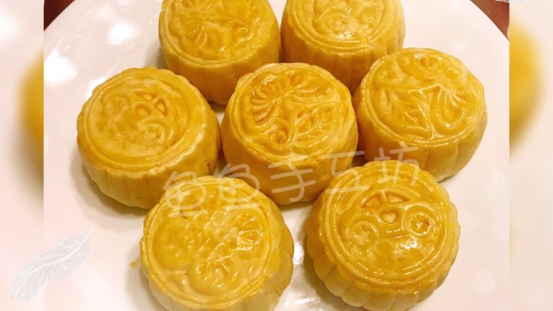 💋流心榴莲月饼🍥,刷蛋液后再放回烤箱里,转至350华氏度(180摄氏度)烤5分钟。
这个时候把1小勺蜂蜜水兑1小勺的水混合搅拌均匀。
等刷了蛋液的月饼烤完5分钟后再拿出来,刷上一层蜜糖水,薄薄一层就可以。再放回烤箱里继续用350华氏度(180摄氏度)烤6-8分钟。