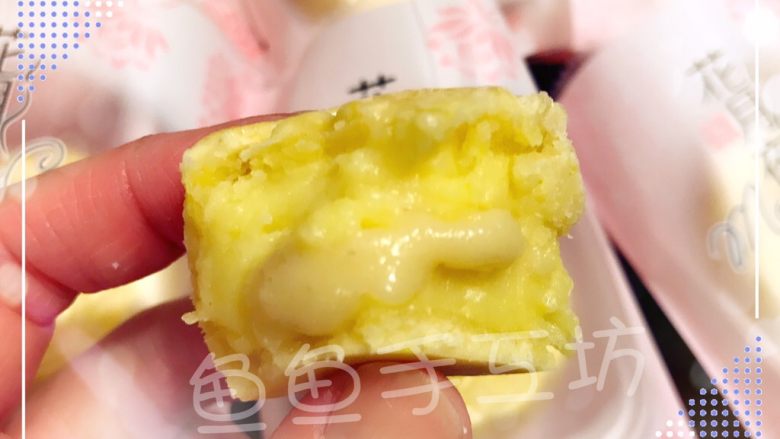💋流心榴莲月饼🍥,P.S 吃的时候,先放入微波炉里叮10-15秒,拿出来趁热切开就会看到满满的流心馅汹涌流出的啦!!是不是很吸引呢?😜😜