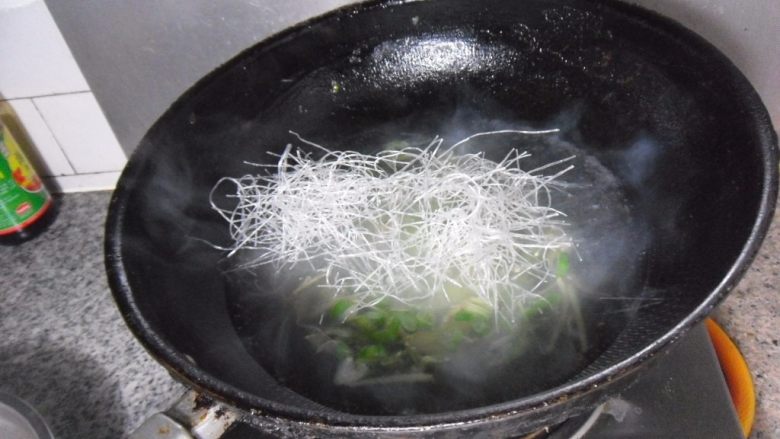 粉丝菠菜猪肝汤, 放入粉丝煮软
