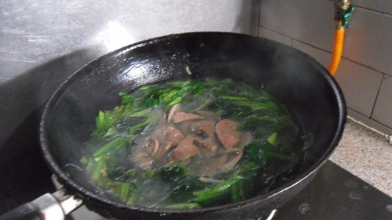 粉丝菠菜猪肝汤, 放入猪肝。烧开即可关火