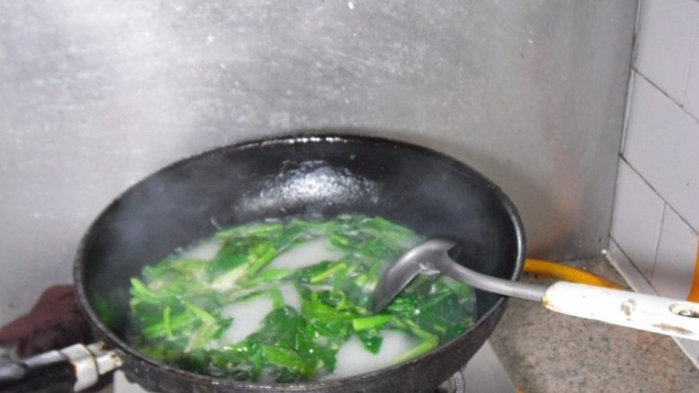 粉丝菠菜猪肝汤, 烧开后加盐调味