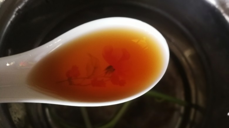 秋冬滋补篇:鲍鱼鸽子清补汤,锅内加水,水中加<a style='color:red;display:inline-block;' href='/shicai/ 894'>黄酒</a>一汤勺,开火。水开后鸽子个小鲍鱼一起下锅,出水两分钟后捞出。