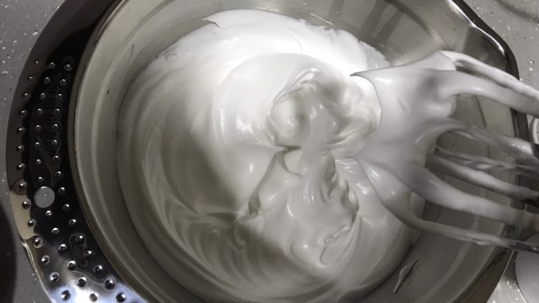 抹茶杯子蛋糕,打发至提起打蛋头出现短小尖勾,打蛋器调低速打发1-2分钟,整理一下蛋白霜。