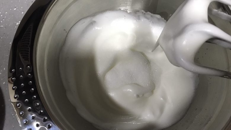 抹茶杯子蛋糕,打至出现大弯勾,加入剩余细砂糖,继续高速打发。