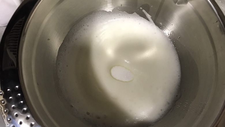 抹茶杯子蛋糕,打发至泡沫细腻,加入第二次细砂糖,继续高速打发。