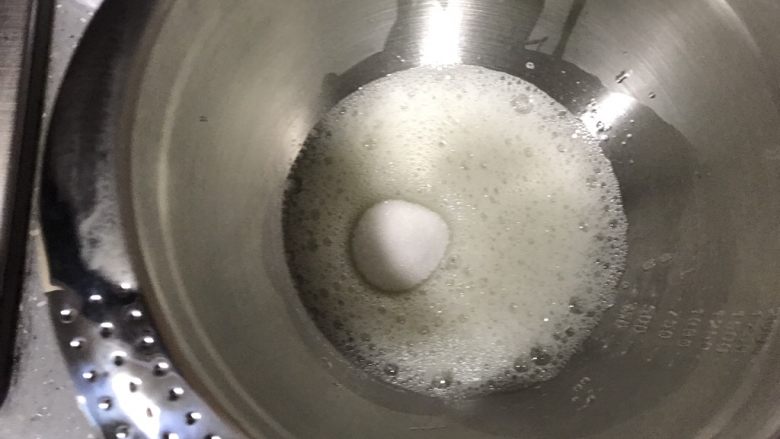 抹茶杯子蛋糕,蛋清里加入几滴柠檬汁,打蛋器低速打发至鱼眼状,加入三分之一细砂糖,继续高速打发。