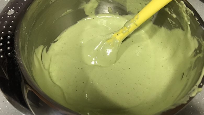 抹茶杯子蛋糕,倒回蛋糕糊继续翻拌均匀,制作好的蛋糕糊非常有光泽。