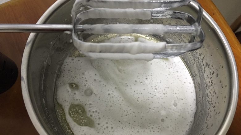 蔓越梅戚风蛋糕,蛋黄糊制作:打蛋头不用清洗直接打 油和水混合