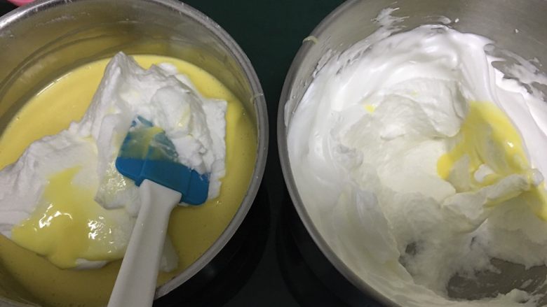 蔓越梅戚风蛋糕,取三分之一的蛋清到蛋黄糊中