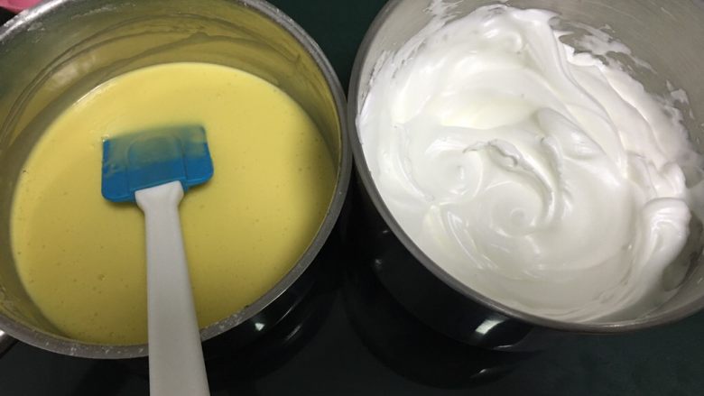 蔓越梅戚风蛋糕,蛋糕糊制作:蛋黄糊和蛋清打发完成 烤箱预热150度时间10分钟