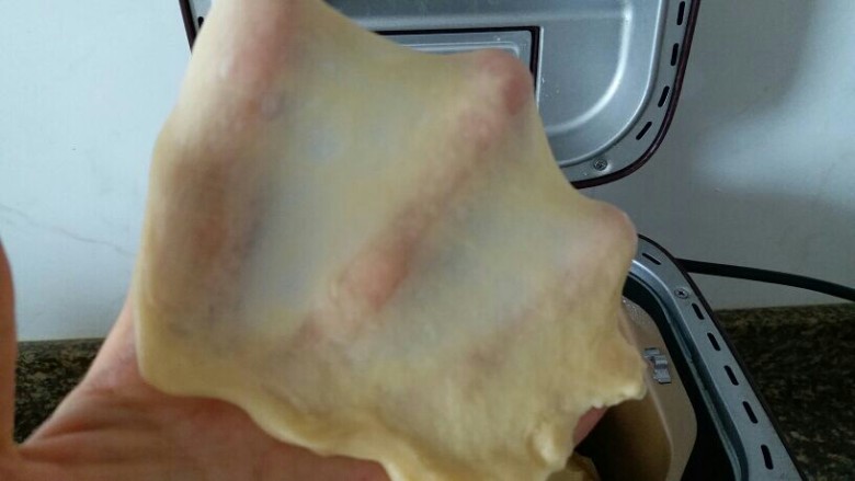 椰蓉面包,面包机一个程序后加入黄油,两个程序后可以拉出结实的膜就可以了。我的面包机揉面程序是20分钟