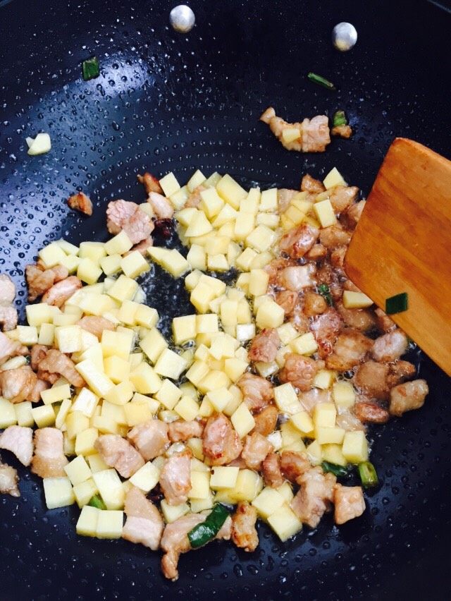 扁豆土豆猪肉卤拌米饭,倒入土豆丁翻炒。