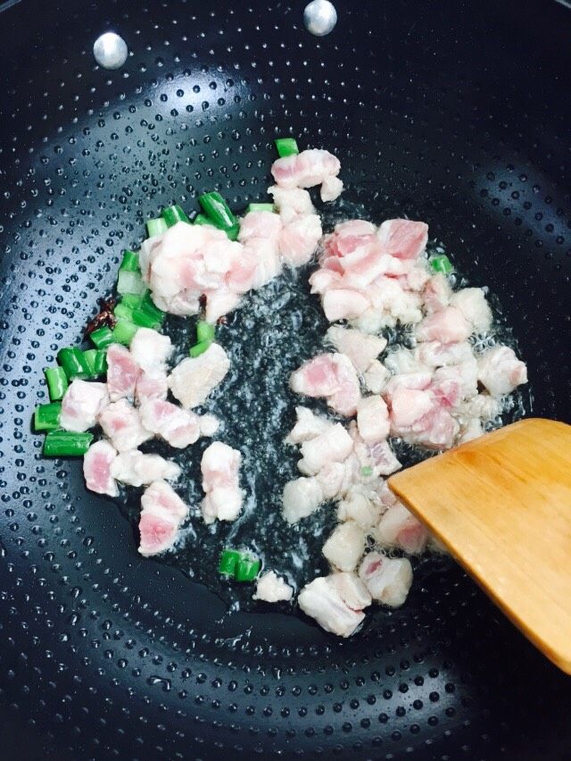 扁豆土豆猪肉卤拌米饭,起锅热肉，放葱花、八角煸炒<a style='color:red;display:inline-block;' href='/shicai/ 414'>猪肉</a>。因为我偏爱五花肉，所以煸的时间长一些，如果是里脊肉炒到变色就可以。