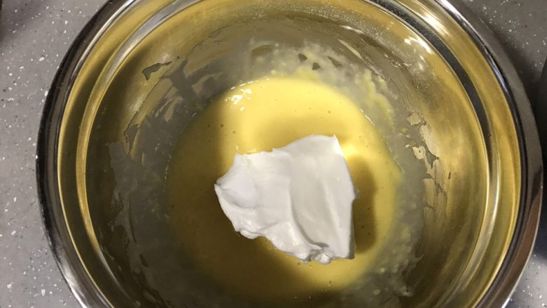 小蜜蜂戚风蛋糕,加入三分之一蛋白霜至蛋黄糊,翻拌均匀。