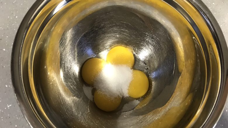 小蜜蜂戚风蛋糕,蛋黄里加糖,用手抽搅拌均匀,不用打发