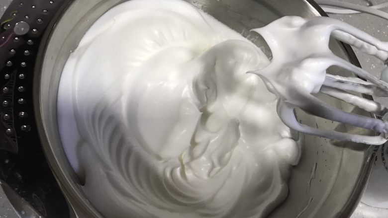 小蜜蜂戚风蛋糕,开动电动打蛋器高速打发蛋清,打至出现纹路转低速收泡,直到提起打蛋头有小尖勾。