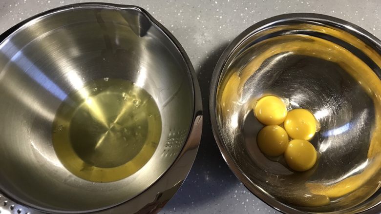 小蜜蜂戚风蛋糕,分离蛋清蛋黄,容器保证无油无水。蛋清放冰箱冷藏备用,先制作蛋黄糊