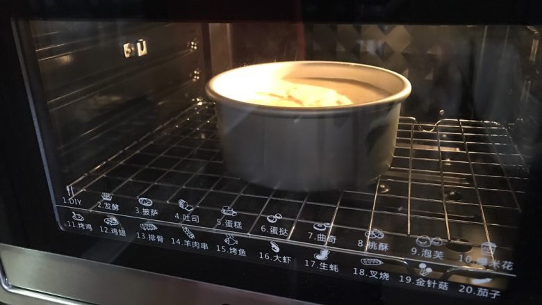 小蜜蜂戚风蛋糕,放入烤箱,上下火160度烤50分钟
出炉倒扣放凉至少两个小时脱模。