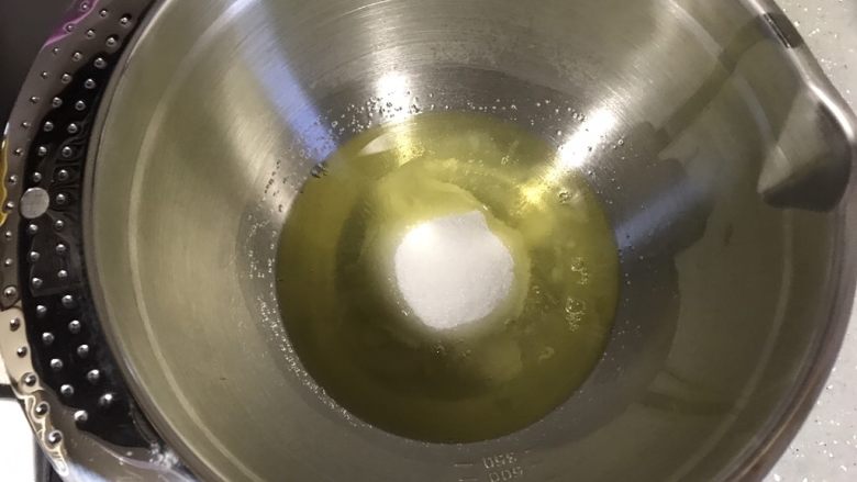 小蜜蜂戚风蛋糕,蛋清里加入几滴柠檬汁,一次性倒入所有细砂糖。