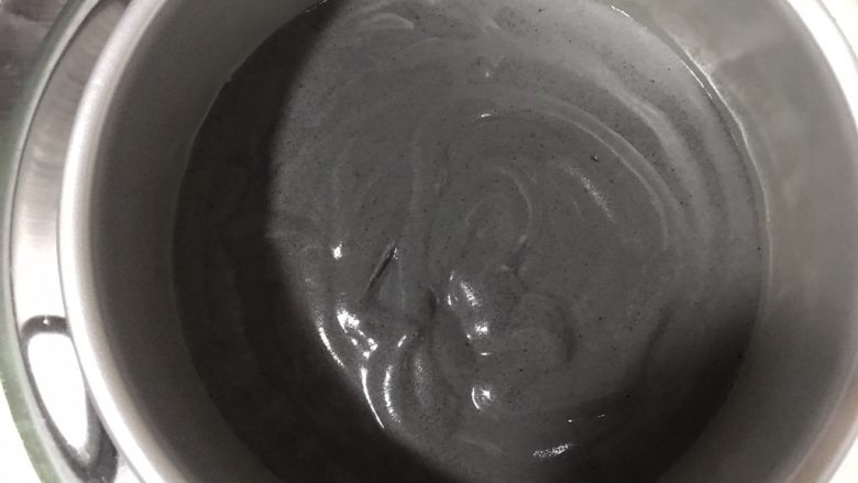 小蜜蜂戚风蛋糕,再挤黑色蛋糕糊,75克。