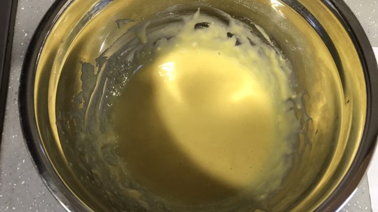小蜜蜂戚风蛋糕,制作好的蛋黄糊,备用。