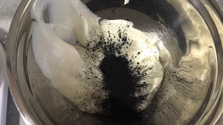 小蜜蜂戚风蛋糕,将剩余面糊倒出150克,加入竹炭粉,翻拌均匀。