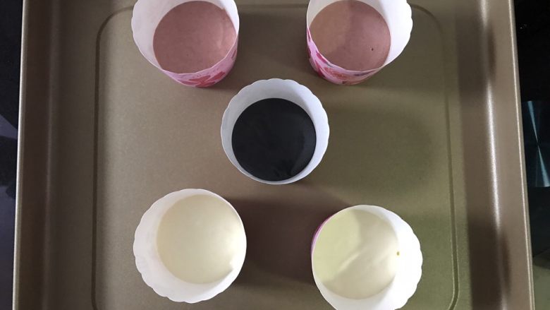 小蜜蜂戚风蛋糕,准备5个纸杯,分别装入10克蛋糕糊,加入红曲粉和<a style='color:red;display:inline-block;' href='/shicai/ 211839'>竹炭粉</a>调色,量杯红色两倍原色一杯黑色。
红曲粉不要调太深。