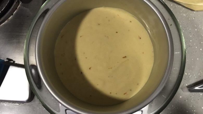 小蜜蜂戚风蛋糕,将活底蛋糕模放入一个大碗,再连大碗一起放在称上,先挤黄色蛋糕糊75克