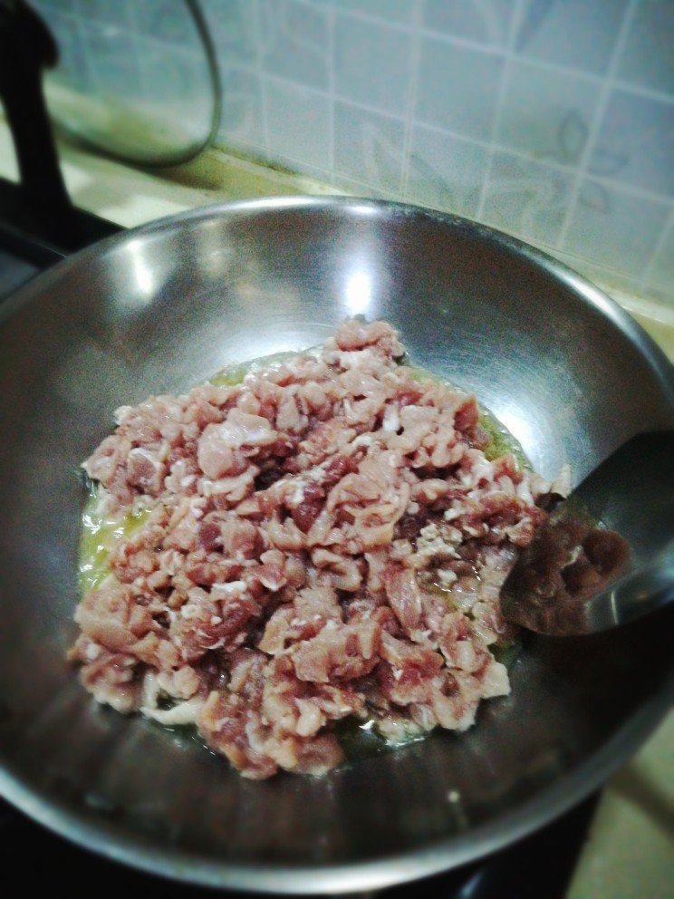 香菇肉酱,起油锅,放入瘦肉丁,大火煮掉水分出油后,改小火煎至稍带金黄色。