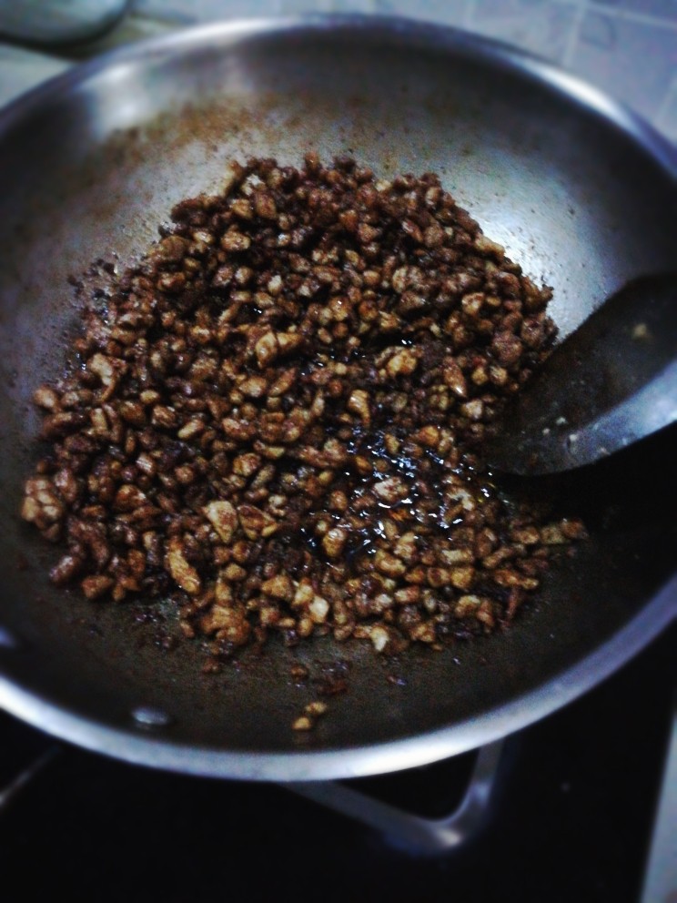香菇肉酱,加<a style='color:red;display:inline-block;' href='/shicai/ 718'>料酒</a>，<a style='color:red;display:inline-block;' href='/shicai/ 788'>生抽</a>，<a style='color:red;display:inline-block;' href='/shicai/ 762'>老抽</a>喷烹炒蛋调味上色后盛出。