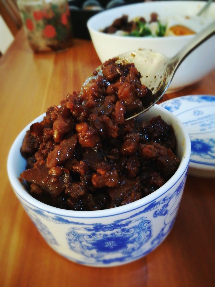 香菇肉酱,盛出。可直接吃,也可装入罐中,下面,下米粉,拌饭,都很方便。