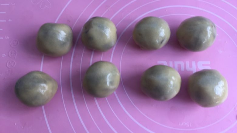 奥利奥蛋黄月饼(50克),收口收紧搓圆。一个个依次做好。