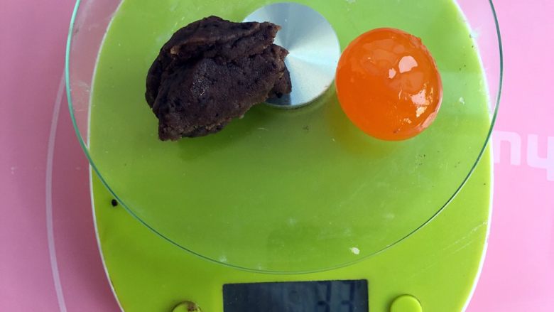 奥利奥蛋黄月饼(50克),奥利奥馅和咸蛋黄一起过秤,33克正好。