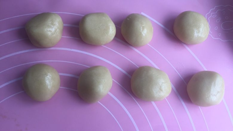 奥利奥蛋黄月饼(50克),饼皮面团分成17克一个,搓圆。(盖保鲜膜哦)