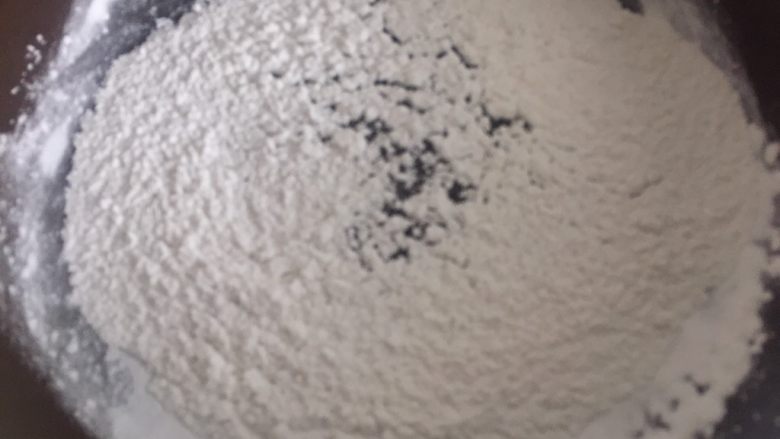 奥利奥蛋黄月饼(50克),炒熟适量糯米粉,糯米粉可以多炒一点,放入袋中以后也可以用。