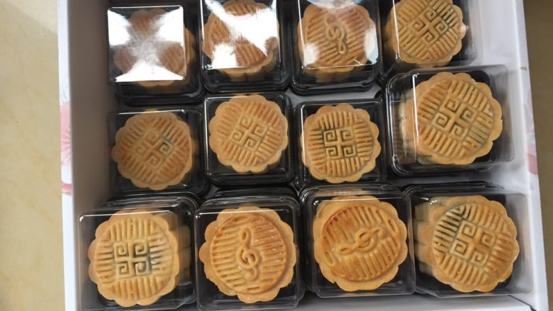 奥利奥蛋黄月饼(50克),装好密封,回油后更好吃。