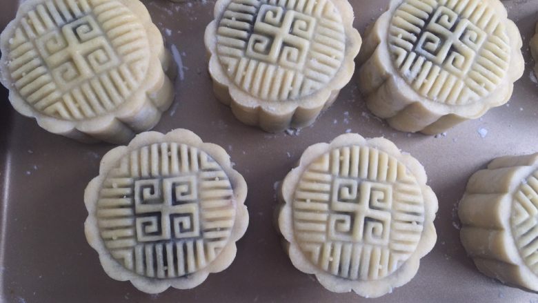 奥利奥蛋黄月饼(50克),模具里放入适量糯米粉防粘,把月饼球放入压制成型。烤箱预热上下火175度,烤6--7分钟拿出