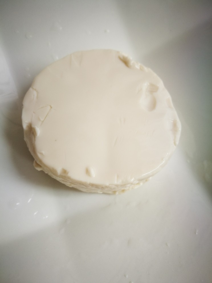 米其林皮蛋豆腐,绢<a style='color:red;display:inline-block;' href='/shicai/ 465'>豆腐</a>开水烫过