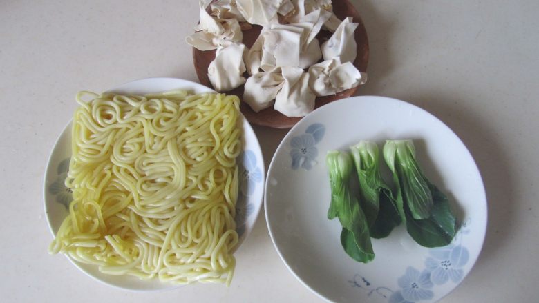 云吞面,准备好材料;