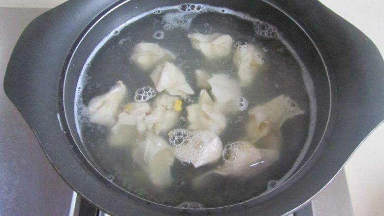 云吞面,将冻虾仁馄饨进去煮;