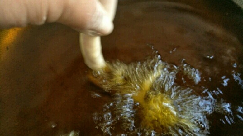 糖醋里脊,锅内烧油,炸里脊。油温7成热,将裹上面糊的里脊一条一条的下入油锅炸制~