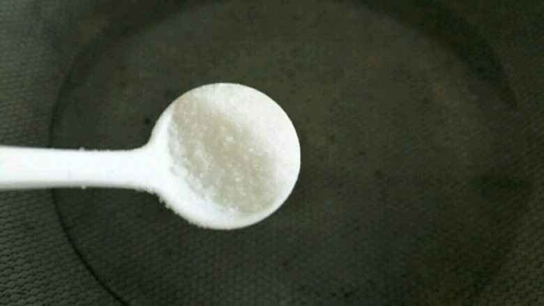 糖醋里脊,另起锅,锅内留适量水,放入盐~