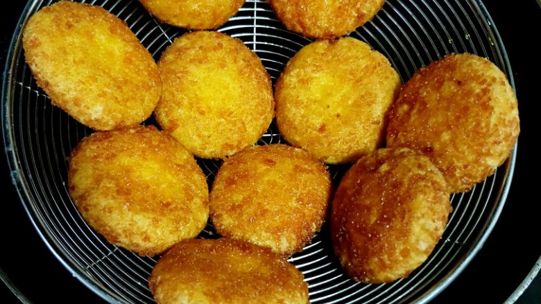 脆皮南瓜饼,两面金黄色,南瓜饼有点微鼓时捞出控油