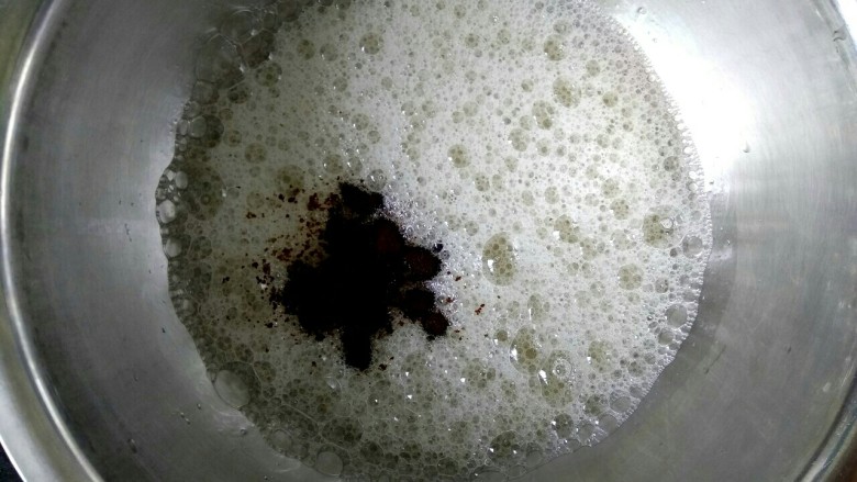红枣戚风蛋糕,开始打发蛋白,蛋白里滴几滴<a style='color:red;display:inline-block;' href='/shicai/ 715'>白醋</a>,用电动打蛋器低档打发至出现大的粗泡,加入三分之一红糖继续打发